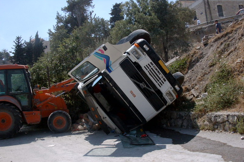 תאונת משאית - משאית מנוף הפוכה